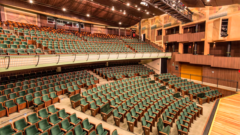 Plateia do Cine Theatro Brasil com poltronas verdes em dois níveis